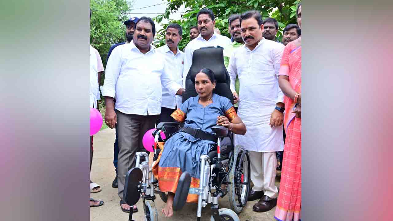 MLA Respond | దివ్యాంగురాలి ట్వీట్‌కు స్పందించిన ఎమ్మెల్యే ..బ్యాటరీ వీల్‌చైర్‌ అందజేత