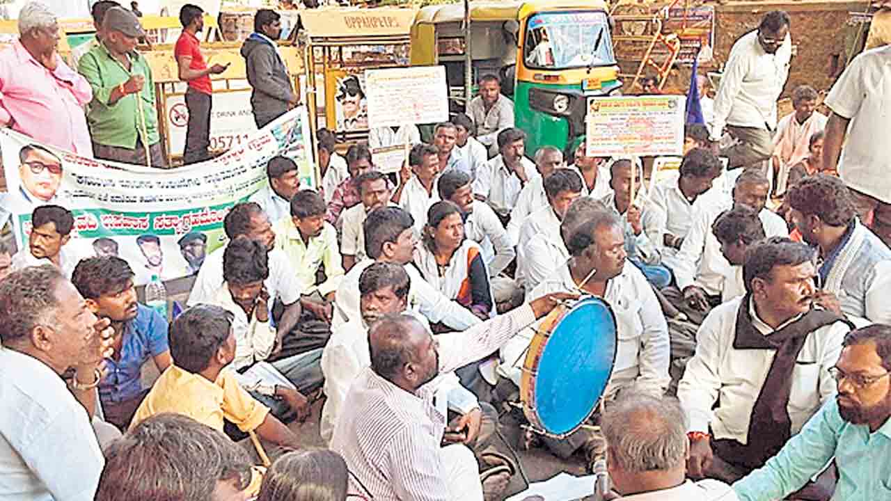 వందరోజులన్న మోదీ.. పదేండ్లయినా కాకపాయే?