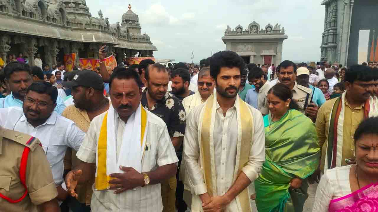 Yadadri Visit | ఖుషి సక్సెస్తో ఫుల్ ఖుషీ.. యాదాద్రీశుడిని దర్శించుకున్న విజయ్ దేవరకొండ టీం