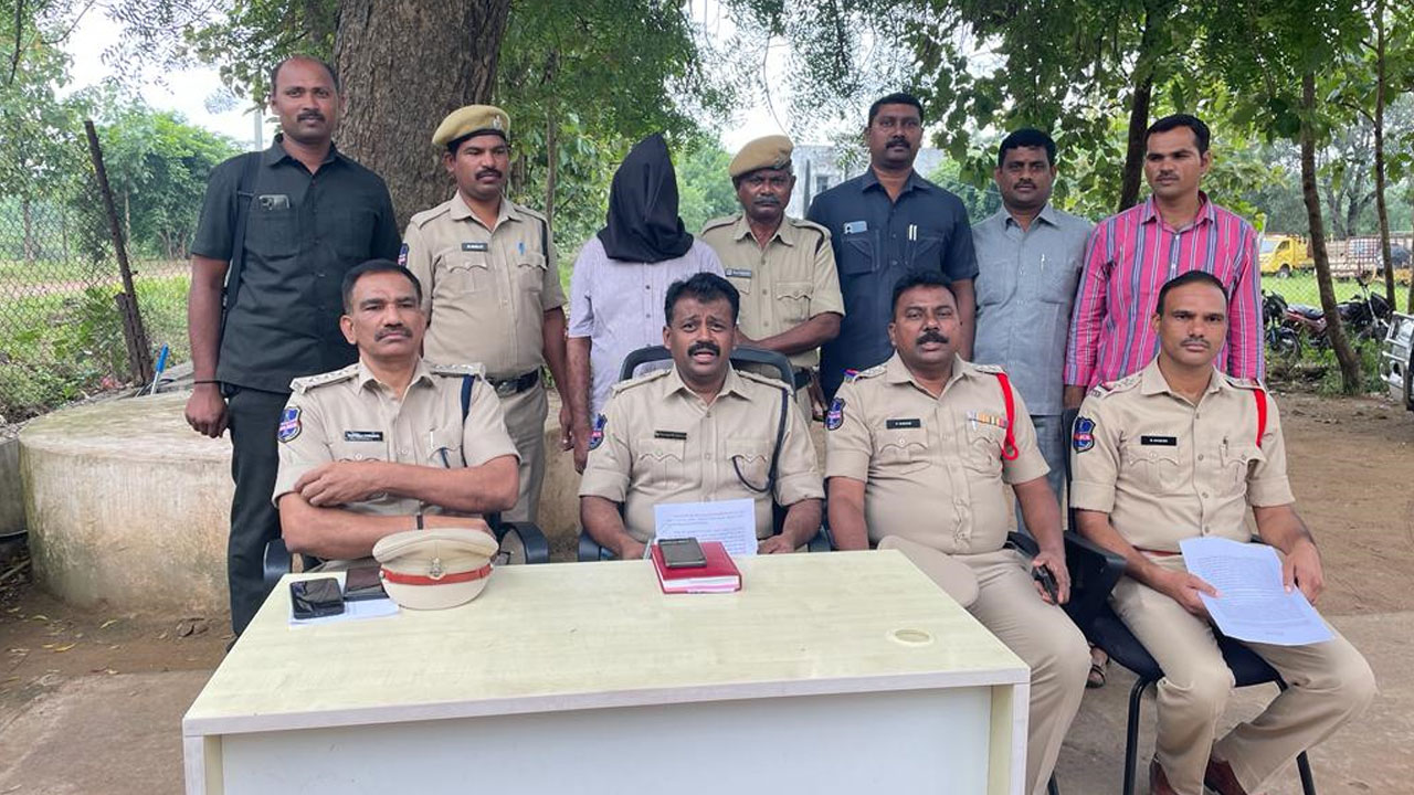 Fake ACB officer | భూ సర్వేయర్లకు ఫోన్ చేసి బెదిరింపులు..నకిలీ ఏసీబీ అధికారి అరెస్ట్