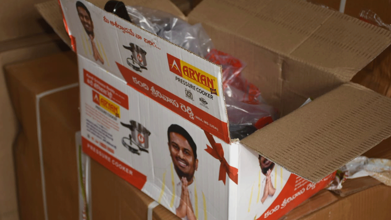 Pressure cookers | ఆదిలాబాద్‌లో 2000 ప్రెషర్ కుక్కర్లు స్వాధీనం..ఓటర్లను ప్రలోభ పెట్టేందుకేనా?
