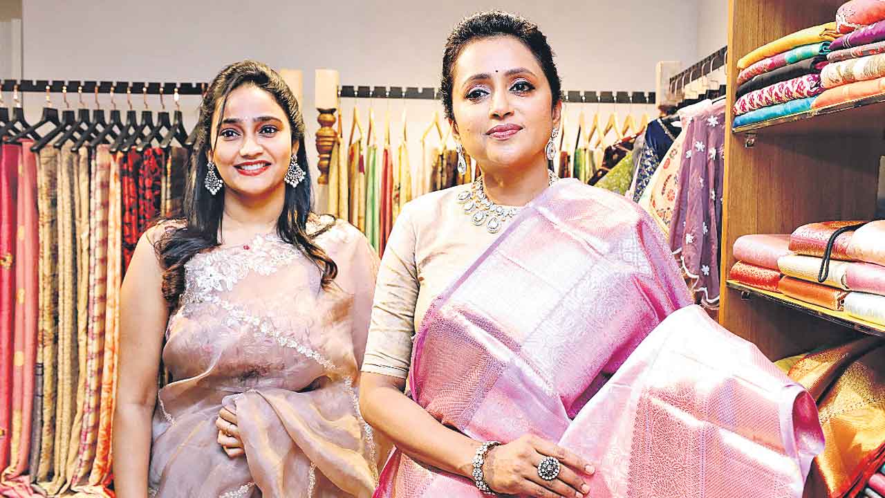 Anchor Suma |  చేనేత వస్ర్తాలతో అందం.. హుందాతనం: యాంకర్‌ సుమ