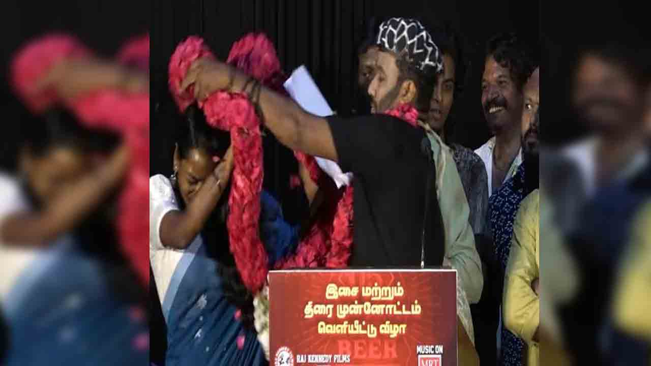 Cool Suresh | యాంకర్‌ మెడలో బలవంతంగా పూలమాల వేసిన న‌టుడు.. వీడియో వైరల్‌