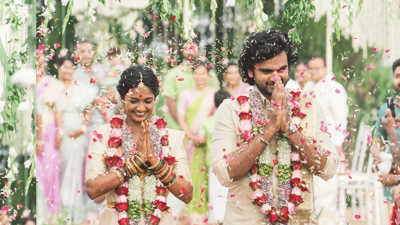 Ashok Selvan | సహ నటిని పెళ్లి చేసుకున్న తమిళ హీరో.. ఫోటోలు వైరల్..!