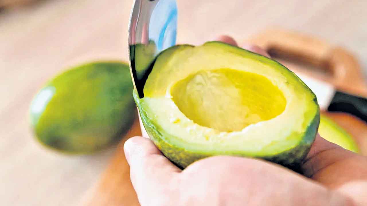 Avocado |  గుండె ఆరోగ్యంగా ఉండాలని కోరుకునేవారు ఈ పండు తప్పక తినాల్సిందే!