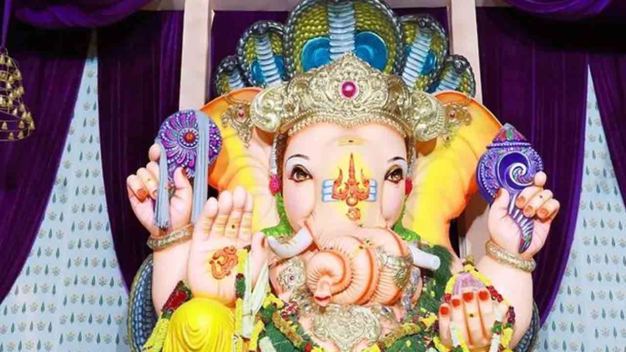 Ganesh Shobhayatra | ట్యాంక్‌బండ్‌ వైపు వడివడిగా కదులుతున్న గణనాథులు