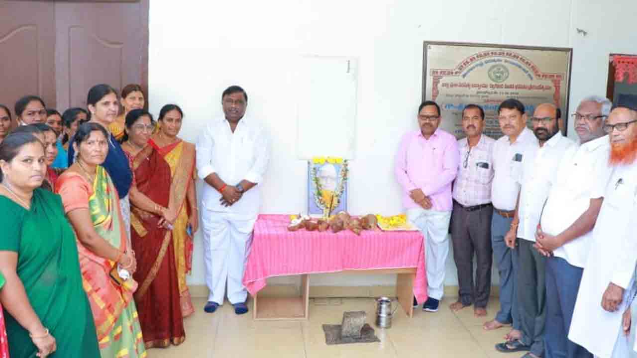 లక్ష్మణ బాపూజీకి ఘన నివాళి