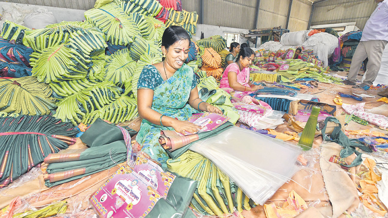 బతుకునిస్తున్న బతుకమ్మ చీర