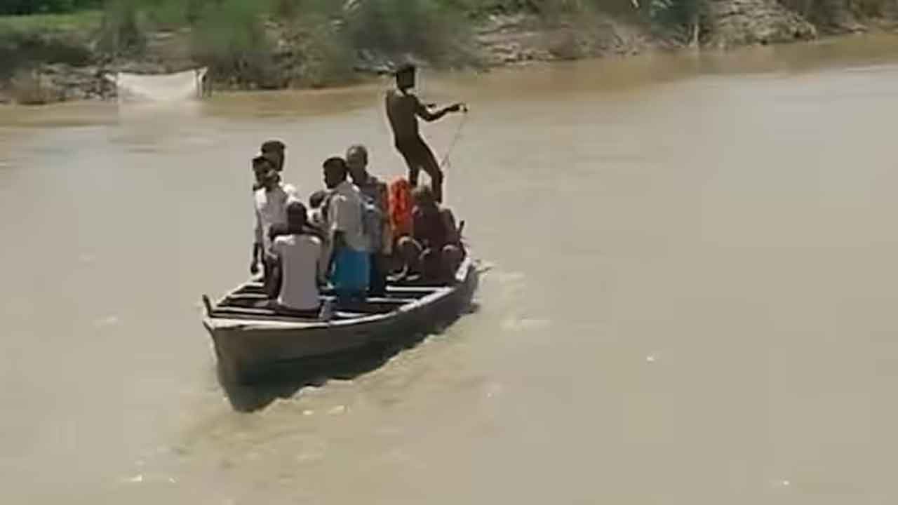 పడవ మునక..10 మంది గల్లంతు