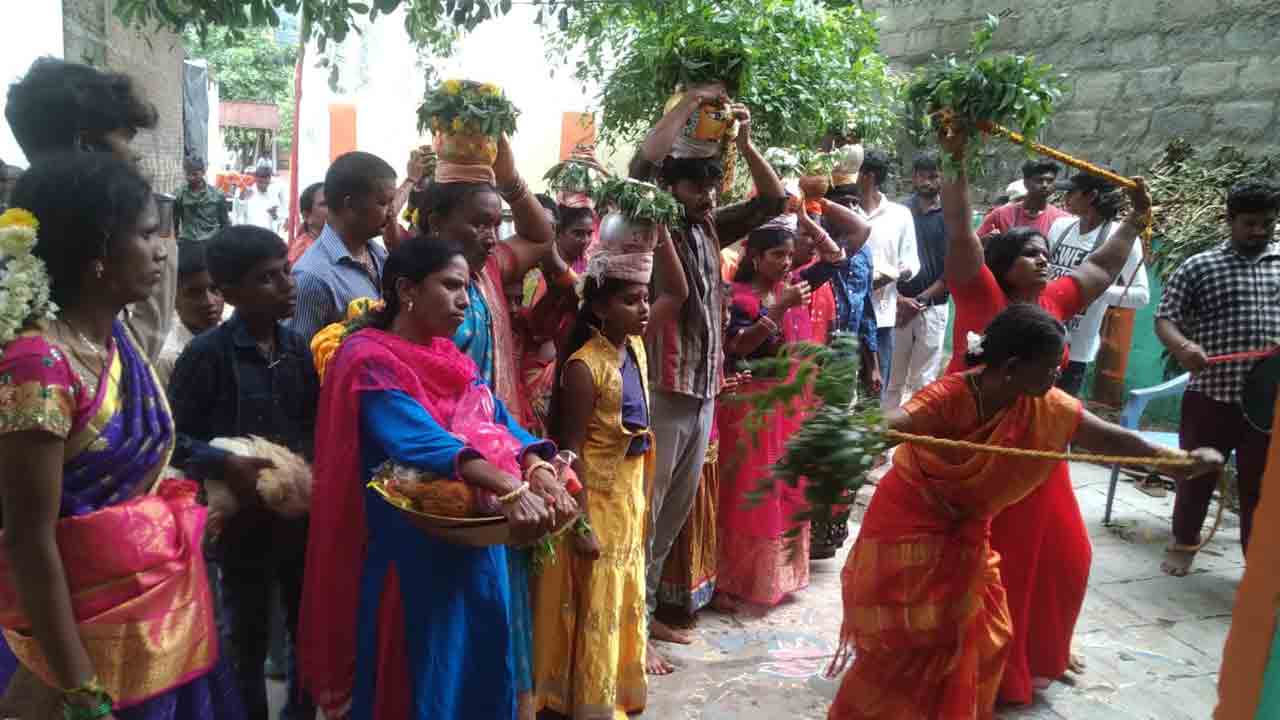 భక్తిశ్రద్ధలతో బోనాలు