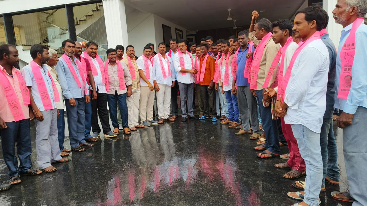 ZP Chairman Putta Madhukar | జెడ్పీ చైర్మన్‌ పుట్ట మధుకర్‌ సమక్షంలో బీఆర్‌ఎస్‌లో చేరికలు