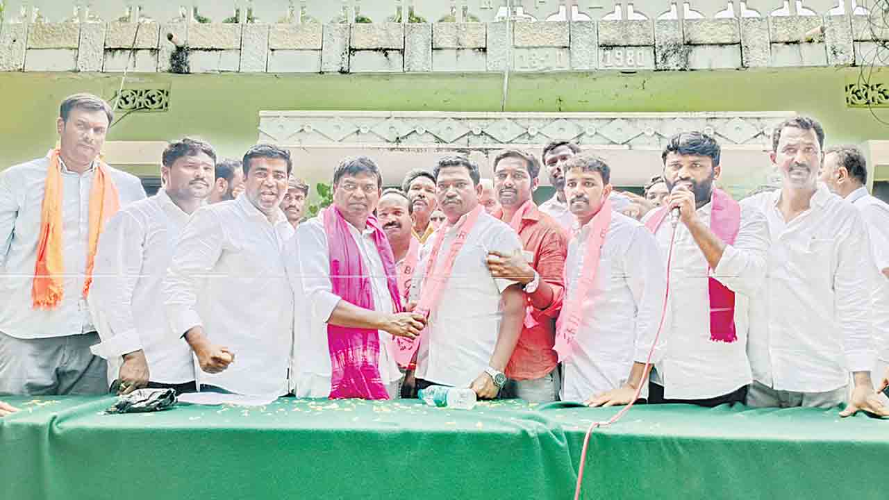 అభివృద్ధి, సంక్షేమానికి ఆకర్షితులై.. బీఆర్‌ఎస్‌లోకి జోరుగా వలసలు