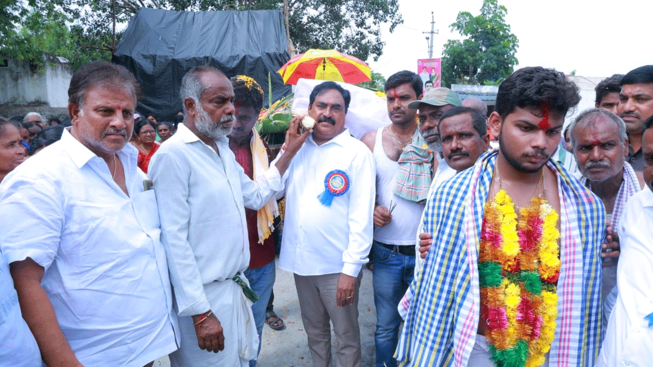 Minister Errabelli | బీఆర్‌ఎస్‌ పార్టీ కార్యకర్త పాడె మోసిన మంత్రి ఎర్రబెల్లి దయాకర్ రావు