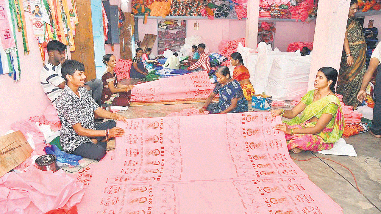 జెండా తయారీకి కేరాఫ్ సిరిసిల్ల