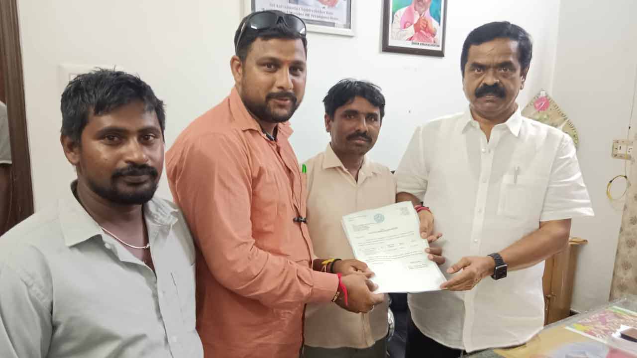 BRS | బీజేపీ కార్యకర్త భార్య‌కు గుండె ఆప‌రేష‌న్.. రూ.5 లక్షల ఎల్‌వోసీ అందజేసిన ఎమ్మెల్యే చిట్టెం