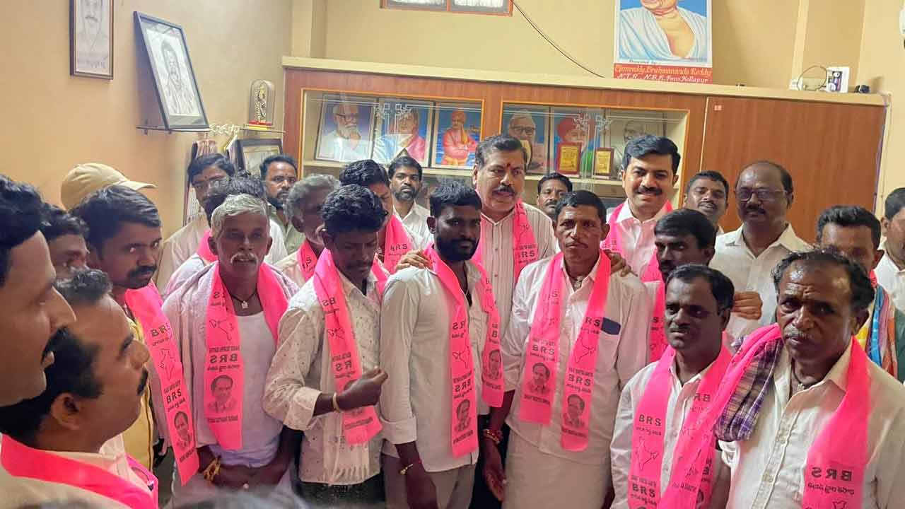 BRS Party | కారెక్కిన ‘జూపల్లి’ వర్గీయులు.. కండువా కప్పి ఆహ్వానించిన కొల్లాపూర్ ఎమ్మెల్యే బీరం