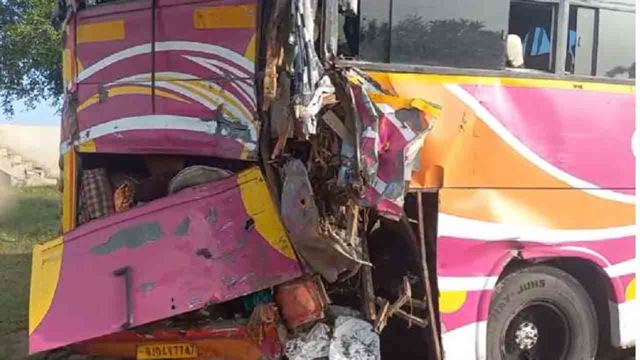 Rajasthan Road Accident | ఫ్లైఓవర్‌పై ఆగివున్న బస్సును ఢీకొట్టిన లారీ.. 11 మంది దుర్మరణం