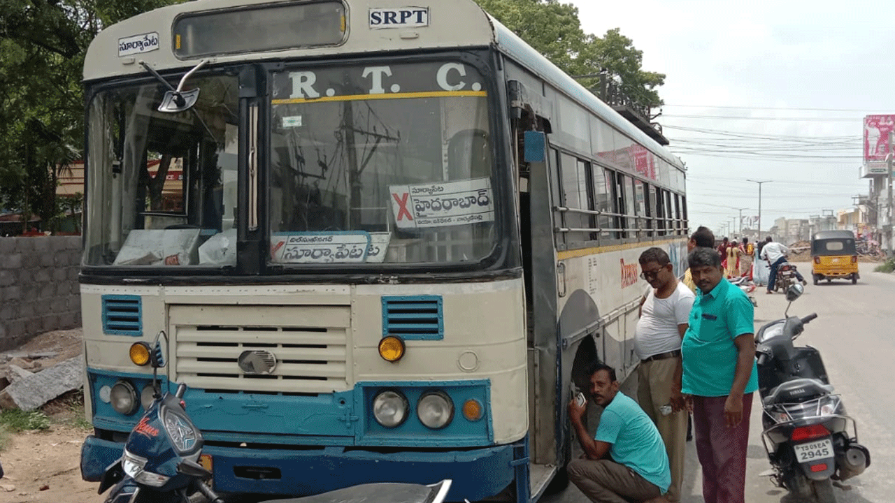 RTC BUS | ఆర్టీసీ బస్సులో అకస్మాత్తుగా పొగలు..పరుగులు తీసిన ప్రయాణికులు