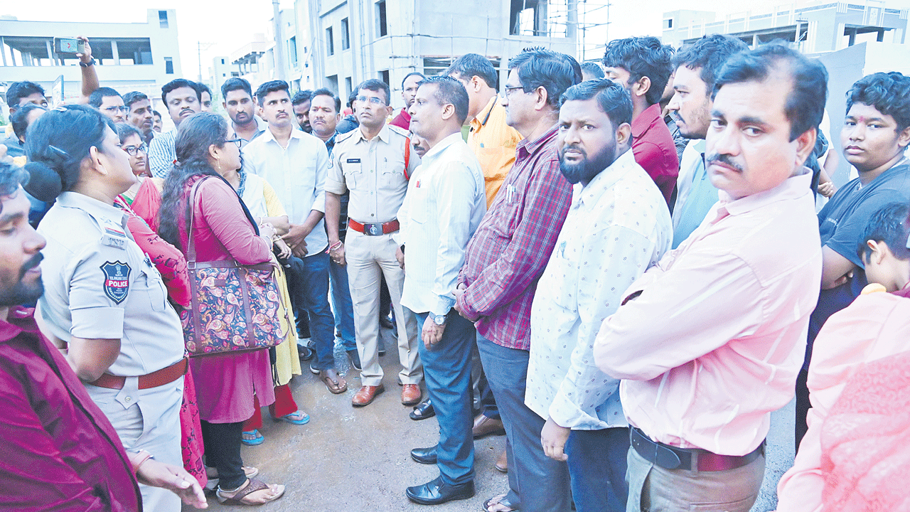 సీబీఎస్ సిలబస్ బోధిస్తామని మోసం