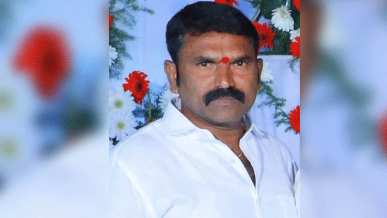 Brutal murdered | సెల్‌ఫోన్‌లో మాట్లాడుతుండగా వ్యక్తి దారుణ హత్య.. వేట కొడవళ్లతో దాడి చేసి హతమార్చిన దుండగులు