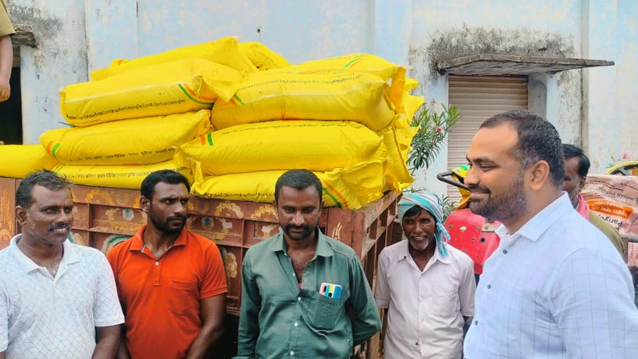 Collector R.V.Karnan | సింగిల్ విండో కేంద్రాన్ని ఆకస్మికంగా తనిఖీ చేసిన కలెక్టర్ ఆర్.వి.కర్ణన్..ఎరువుల సరఫరాపై ఆరా