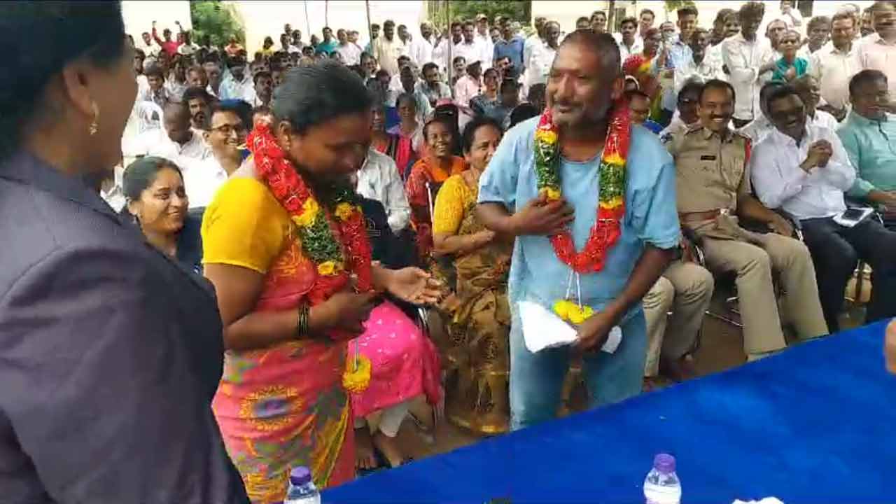 Lok Adalat | భార్యాభ‌ర్త‌ల‌ను క‌లిపిన లోక్ అదాల‌త్.. సారీ చెప్ప‌డ‌మే కాదు.. కాళ్లు మొక్కుతానంటూ ఉద్వేగానికి లోనైన భ‌ర్త‌.. వీడియో