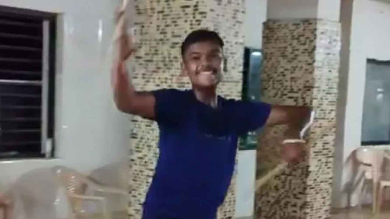 డ్యాన్స్‌ చేస్తూ యువకుడు..