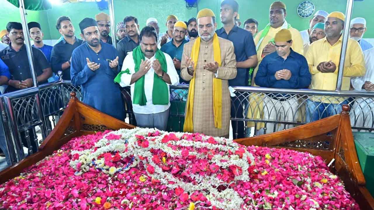 గిలాఫ్, చాదర్ పమర్పణ