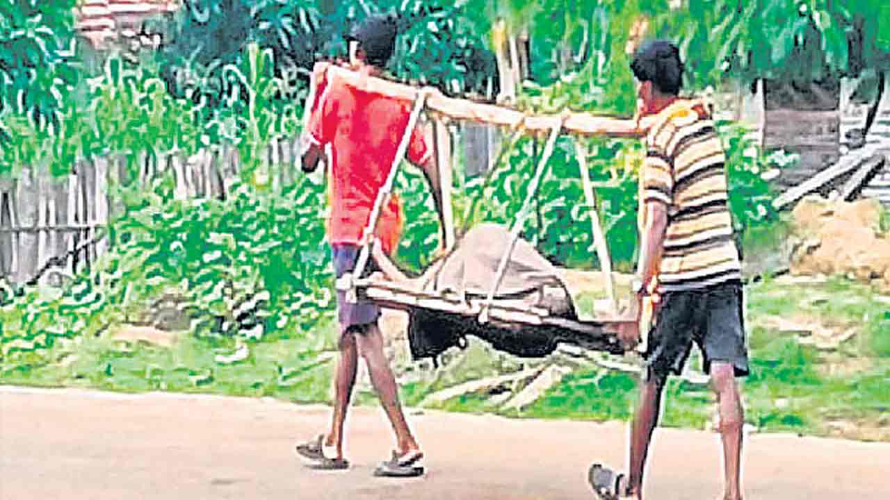 Chhattisgarh |  ఛత్తీస్గఢ్లో దయనీయ పరిస్థితులు.. కనీస వసతులకు నోచుకోక దీనావస్థలో బతుకీడుస్తున్న గిరిజనులు