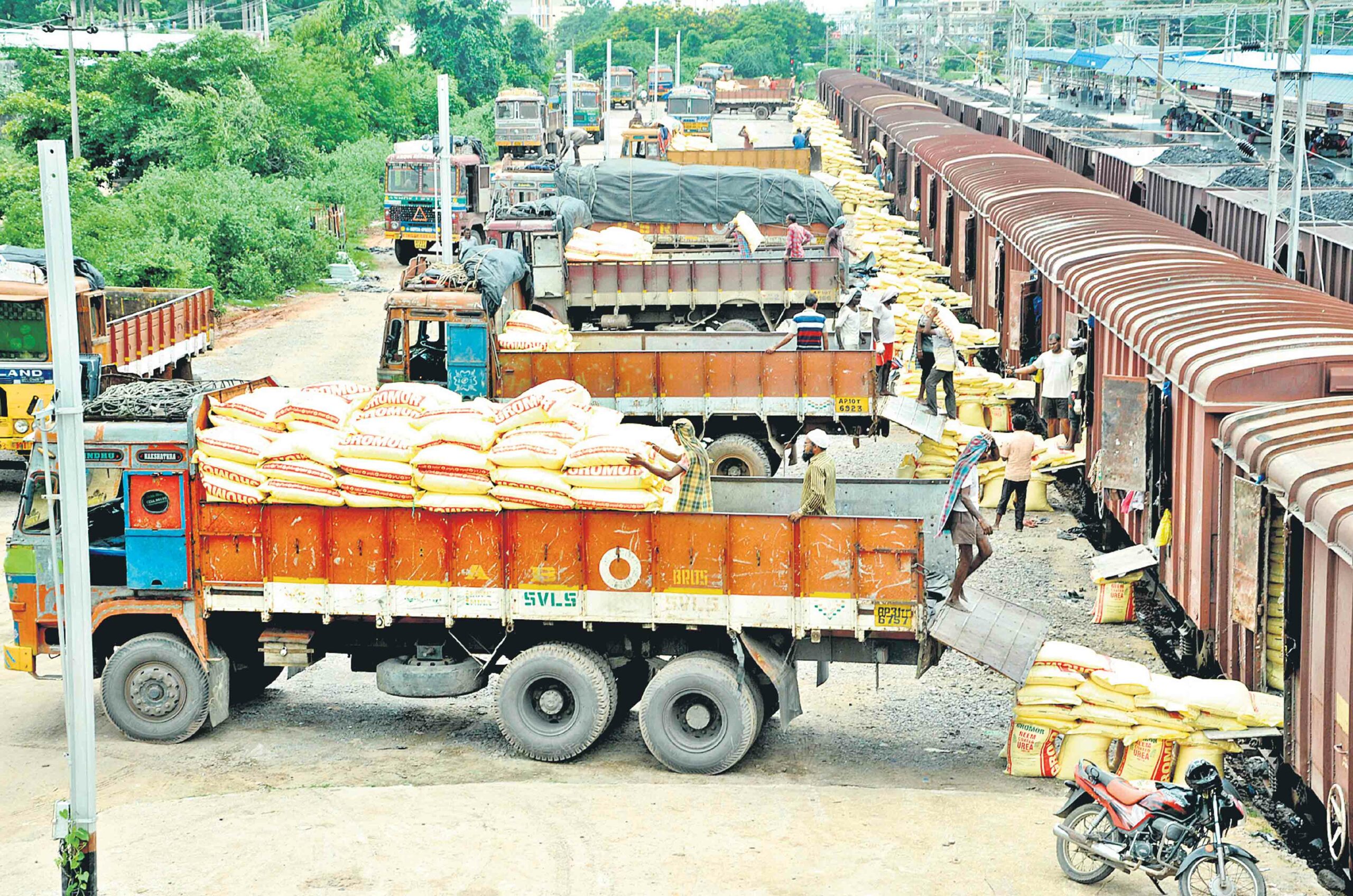 ఎరువుల గుట్టలు నిండుగా నిల్వ‌లు
