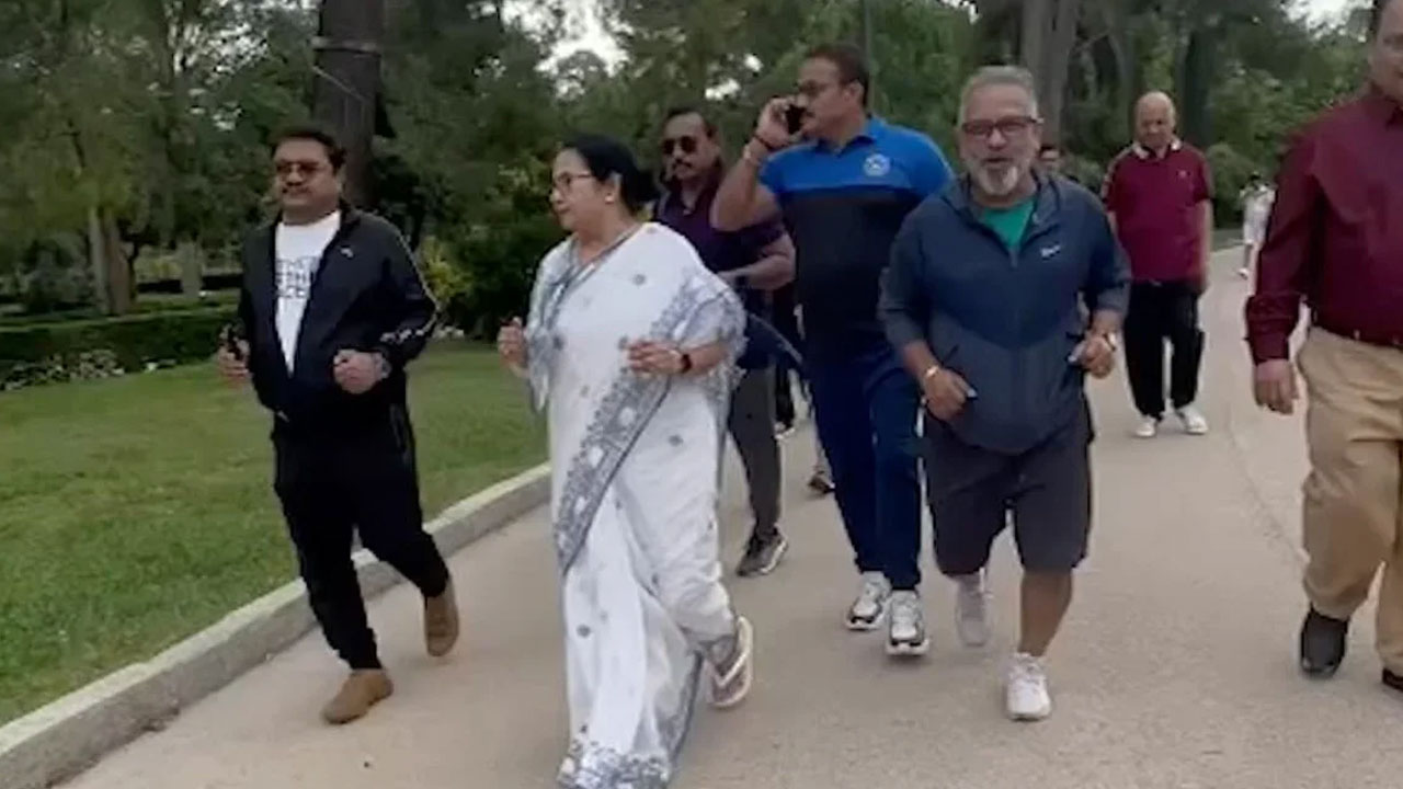 Mamata Banerjee: మాడ్రిడ్ పార్క్‌లో.. స్మార్ట్‌వాచ్ పెట్టి.. చీర‌క‌ట్టులోనే దీదీ జాగింగ్‌.. వీడియో