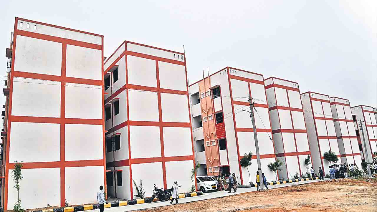 ‘డబుల్‌’ ఇండ్లు ఇప్పిస్తామంటూ మోసం.. కేసు నమోదు చేసిన పోలీసులు