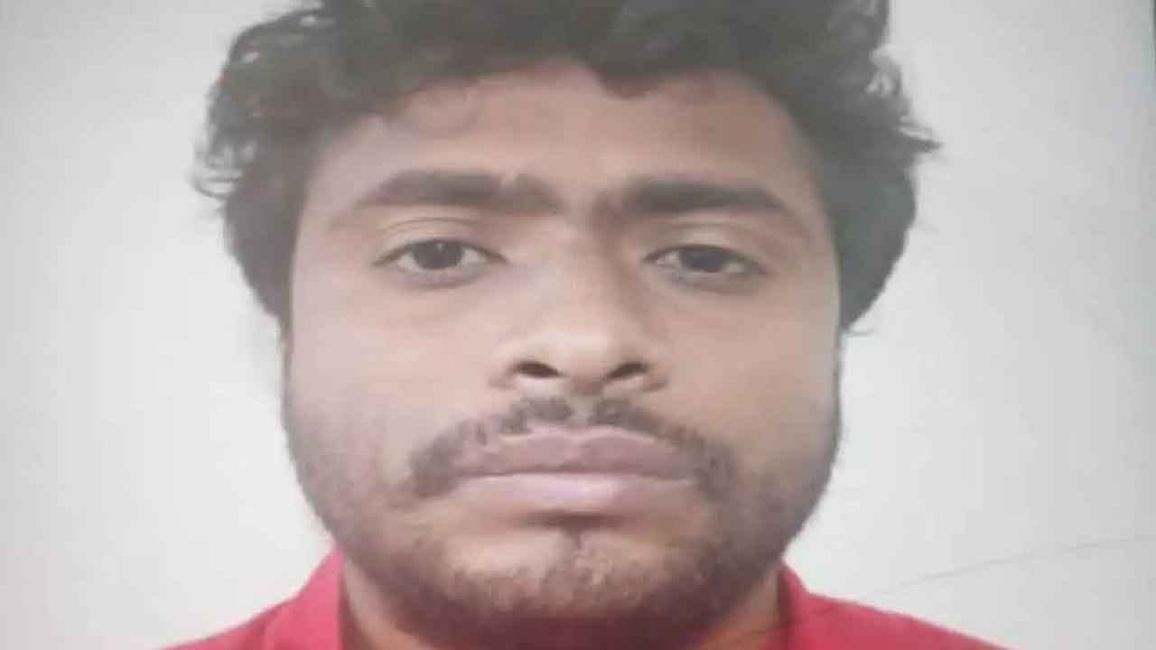 కోర్టు భవనం పైనుంచి దూకి..