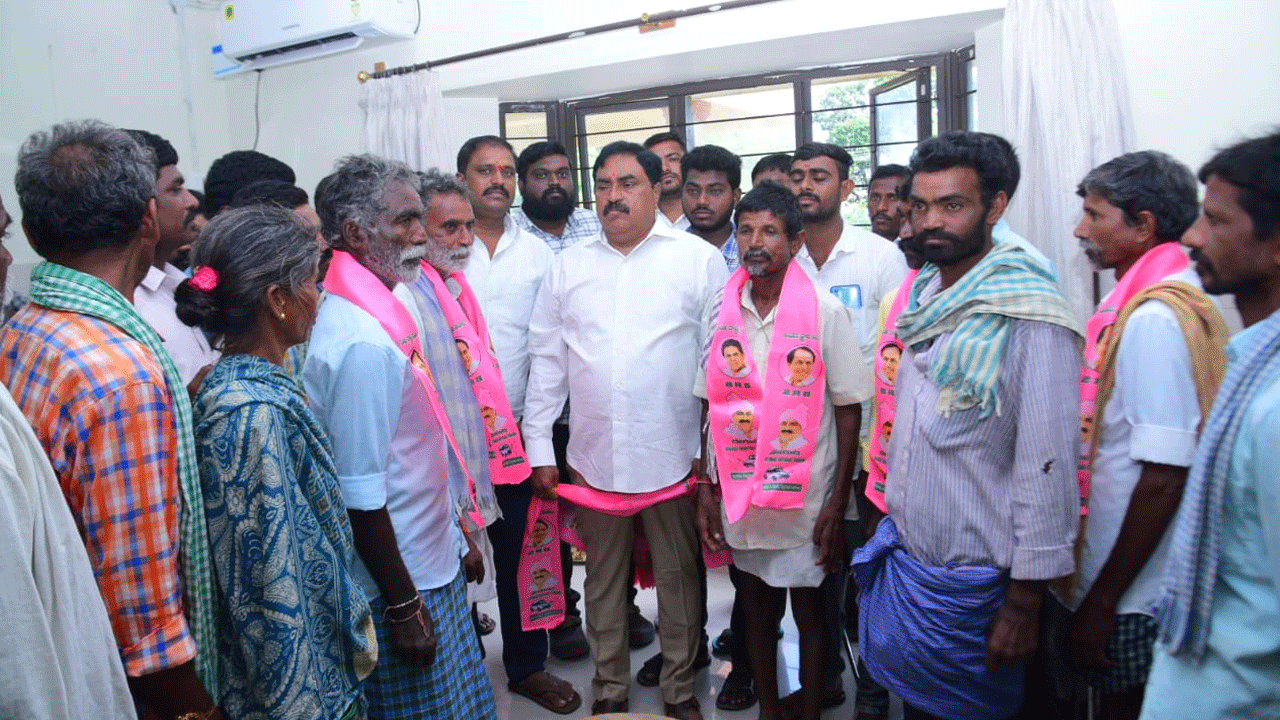 Minister Errabelli | మంత్రి ఎర్రబెల్లి సమక్షంలో బీఆర్‌ఎస్‌లో చేరిన స్వర్ణ కారులు