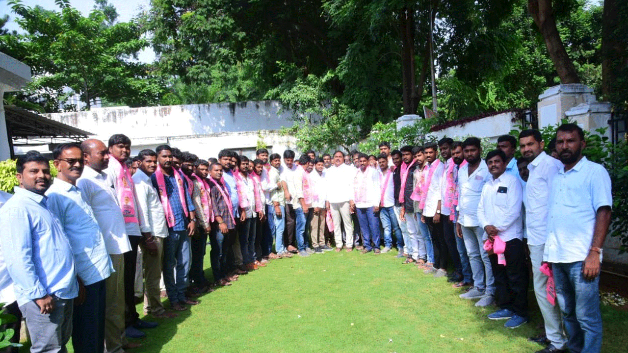 Minister Errabelli | మంత్రి ఎర్రబెల్లి సమక్షంలో బీఆర్‌ఎస్‌లో చేరిన కాంగ్రెస్ నాయకులు