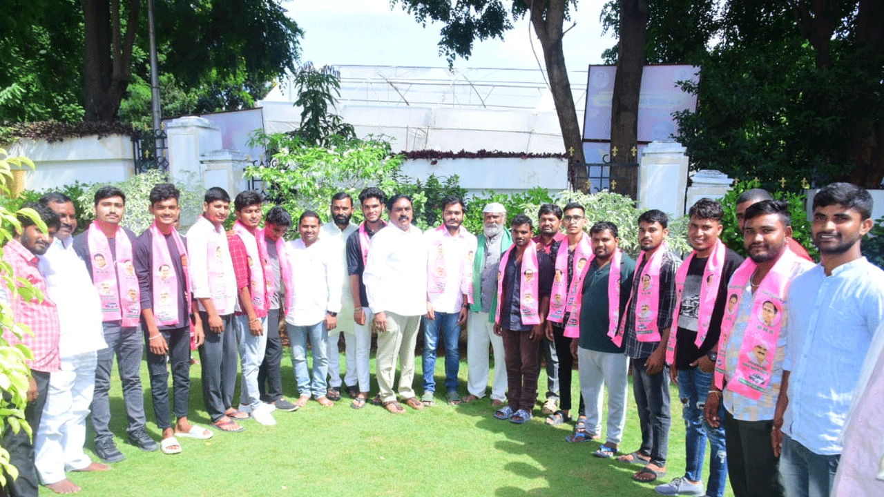 Minister Errabelli | మంత్రి ఎర్రబెల్లి సమక్షంలో బీఆర్‌ఎస్‌లో చేరిన యువకులు