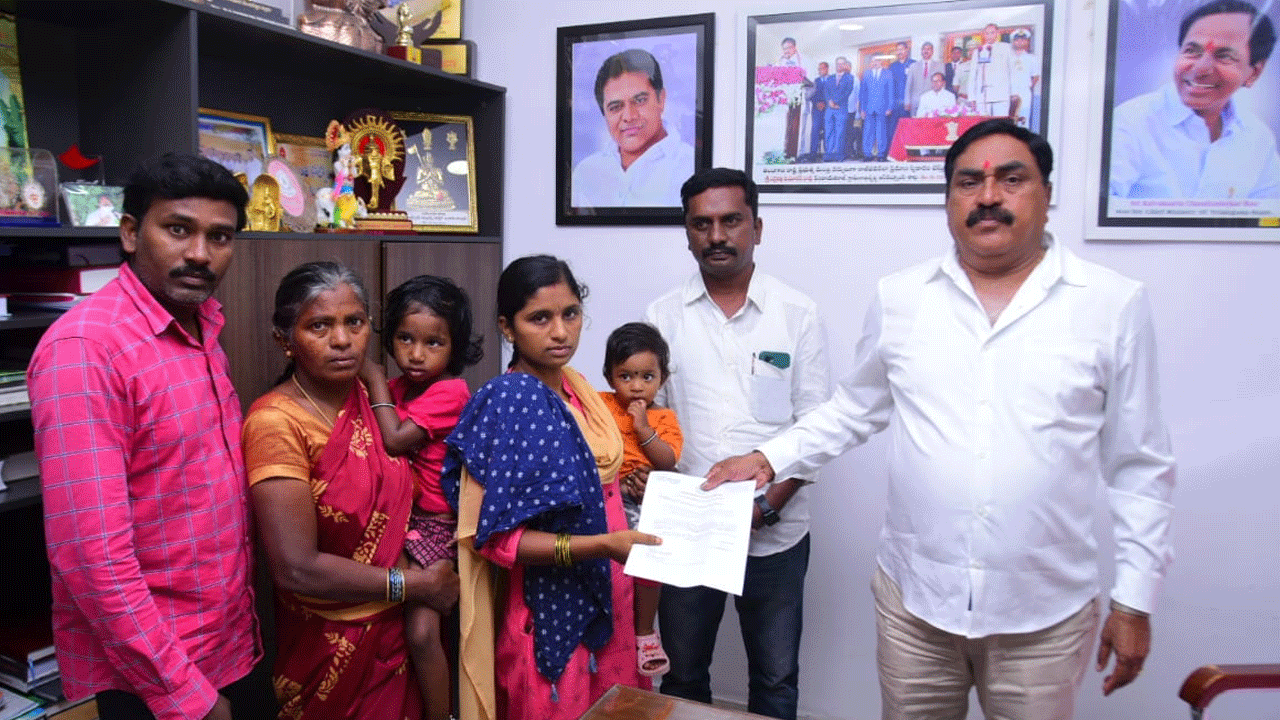 Minister Errabelli | బాధితుడి కుటుంబ సభ్యుడికి మంత్రి ఎర్రబెల్లి ఎల్వోసీ అందజేత