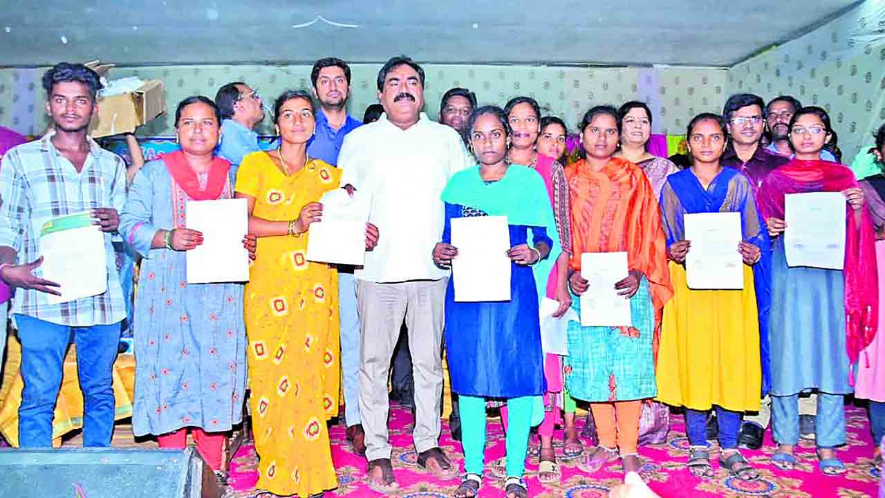 యువతకు కొలువుల పండుగ