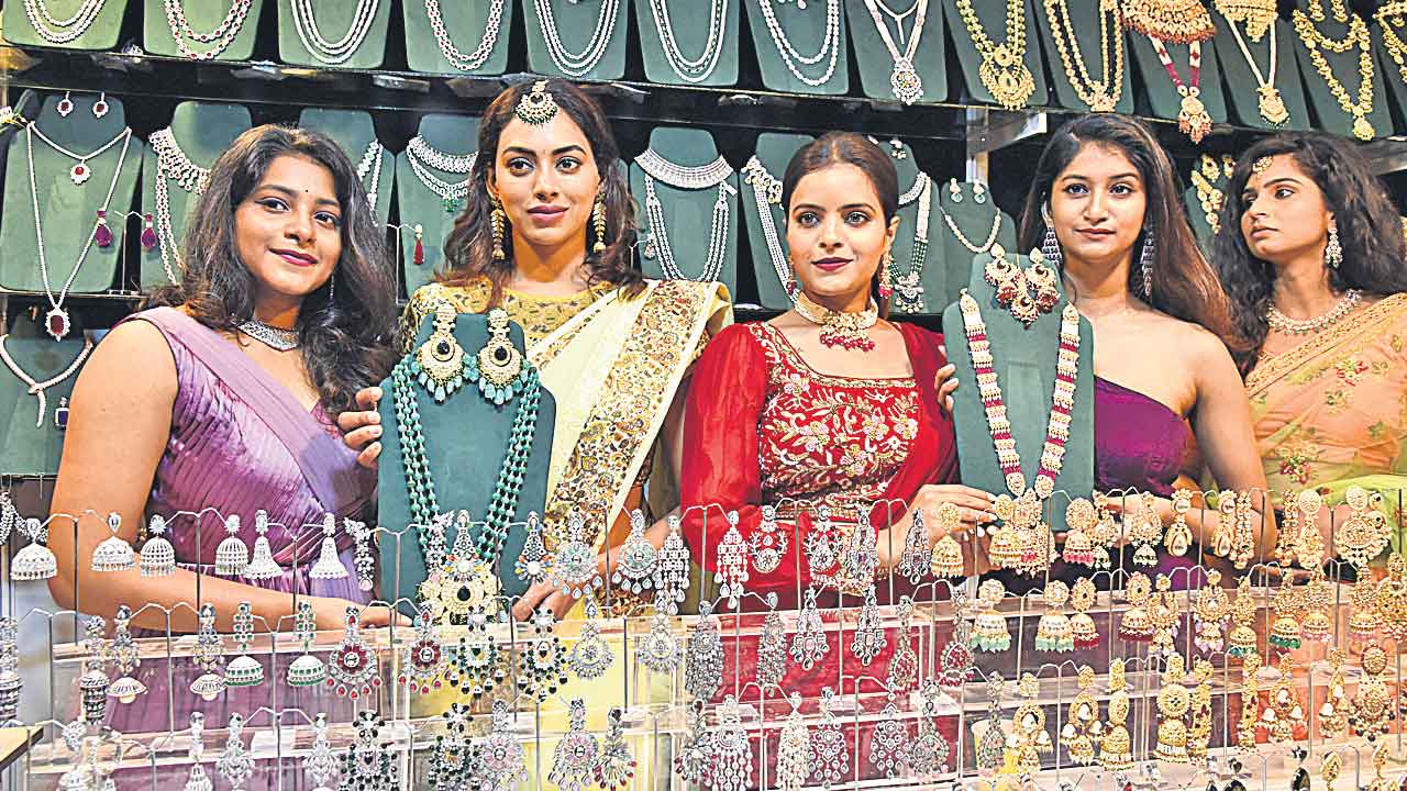 ఆకట్టుకుంటున్న సూత్ర లైఫ్‌ైస్టెల్‌ ఎగ్జిబిషన్‌