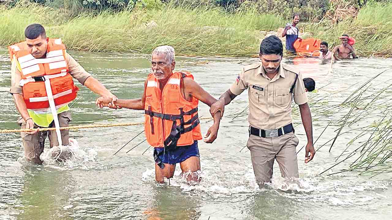 భారీ వర్షాలతో 4 రోజులు వాగులోనే చిక్కుకున్న ఇద్దరు రైతులు
