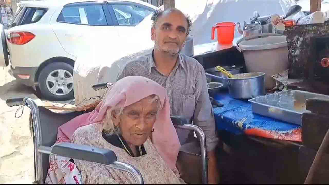 Farooq Ahmad | తల్లిని బాగా చూసుకోవాలని భార్యను కూడా వదిలేసిన ఛాయ్‌వాలా