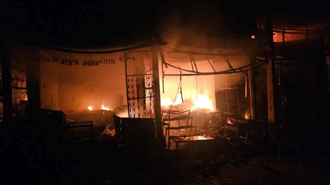 శ్రీశైలం షాపింగ్‌ కాంప్లెక్స్‌లో అగ్నిప్రమాదం