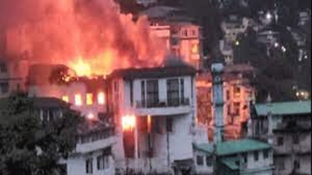 Fire Accident | హోట‌ల్‌లో అగ్నిప్ర‌మాదం : వాహ‌నాలు ద‌గ్ధం