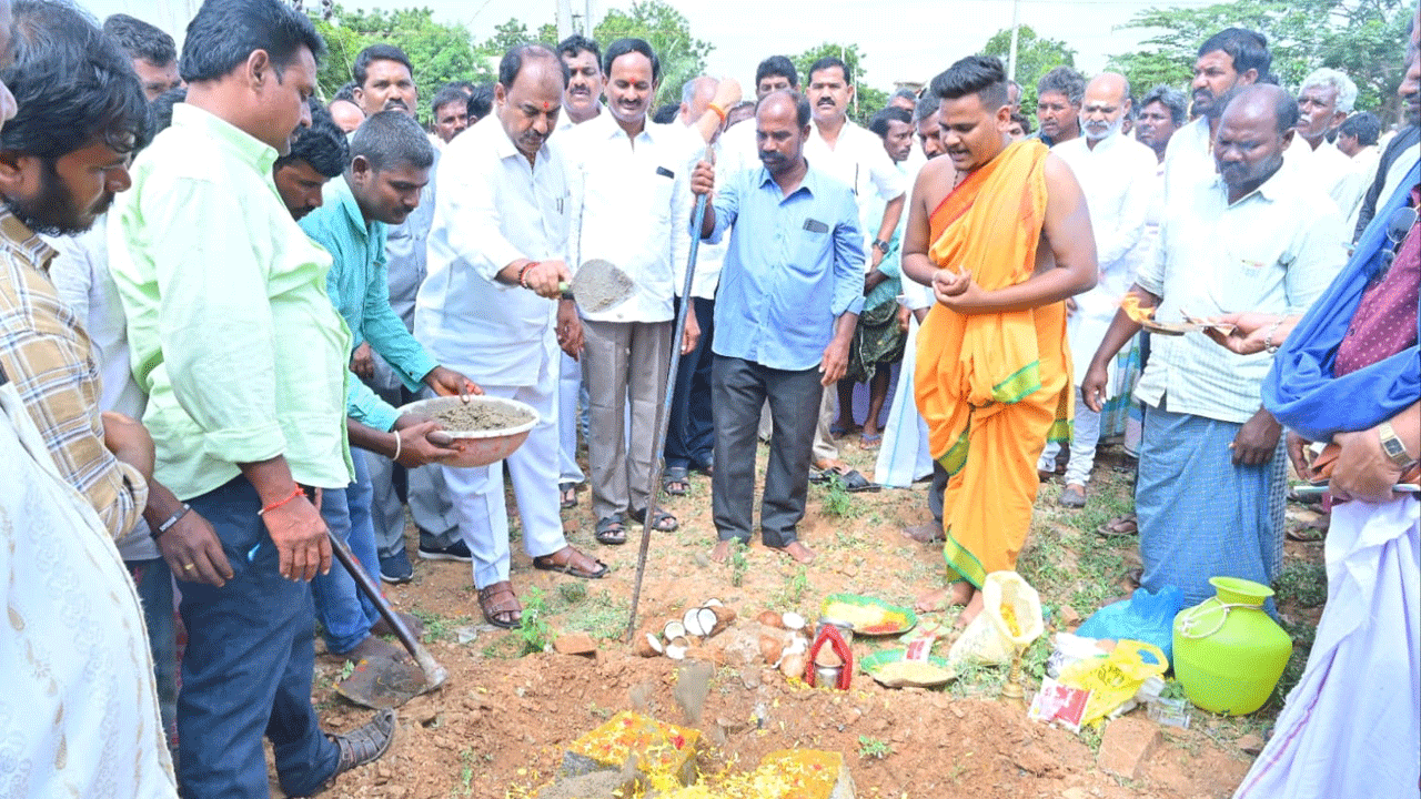MLA Krishnamohan Reddy | వడ్డెర కమ్యూనిటీ హాల్ భవన నిర్మాణానికి భూమి పూజ చేసిన ఎమ్మెల్యే కృష్ణమోహన్ రెడ్డి