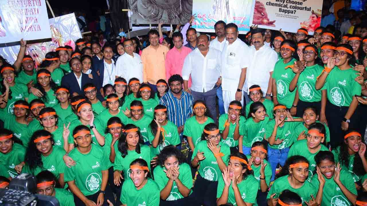 మట్టి గణపతులనే పూజించాలి