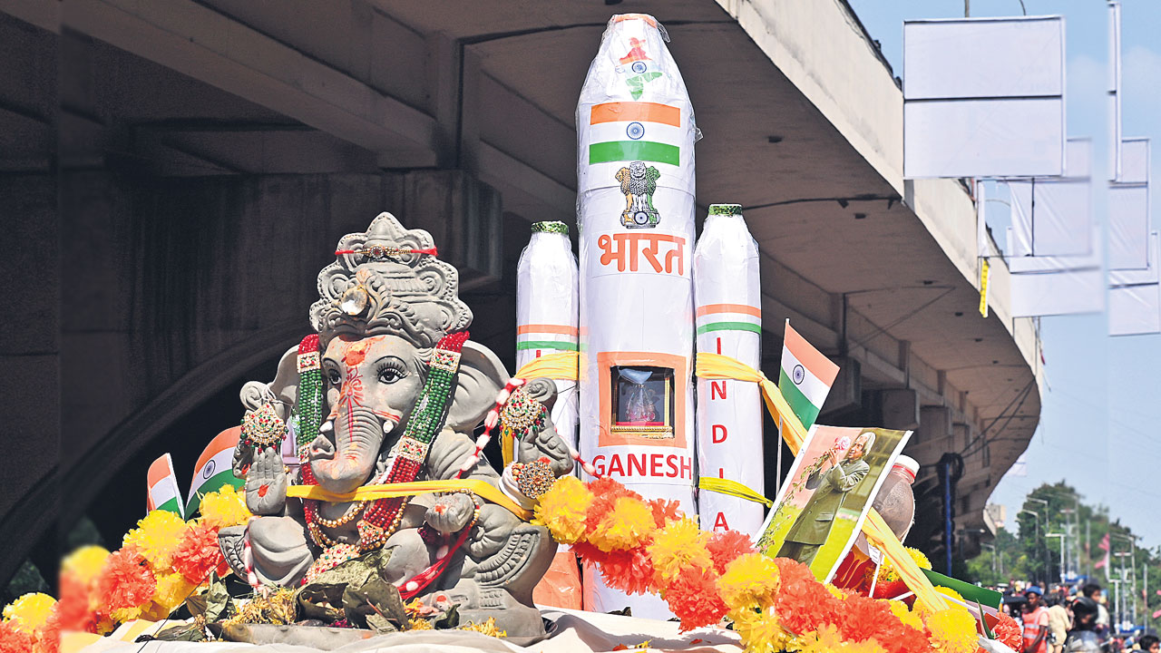 Hussain Sagar | అంగరంగ వైభవంగా శోభాయాత్ర.. హుస్సేన్‌సాగర్‌ ప్రాంతంలో పోటెత్తిన భక్తజనం