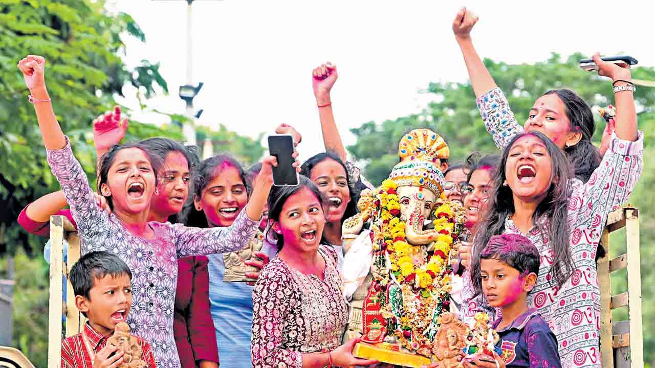 74 మినీ చెరువుల్లో గణపయ్యల నిమజ్జనం