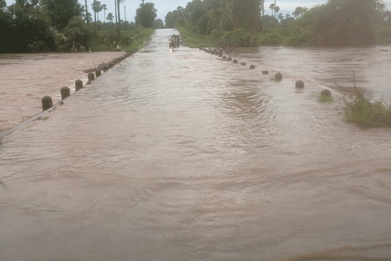Heavy rains | ఉప్పొంగి ప్రవహిస్తున్న వట్టి వాగు..రాకపోకలకు అంతరాయం