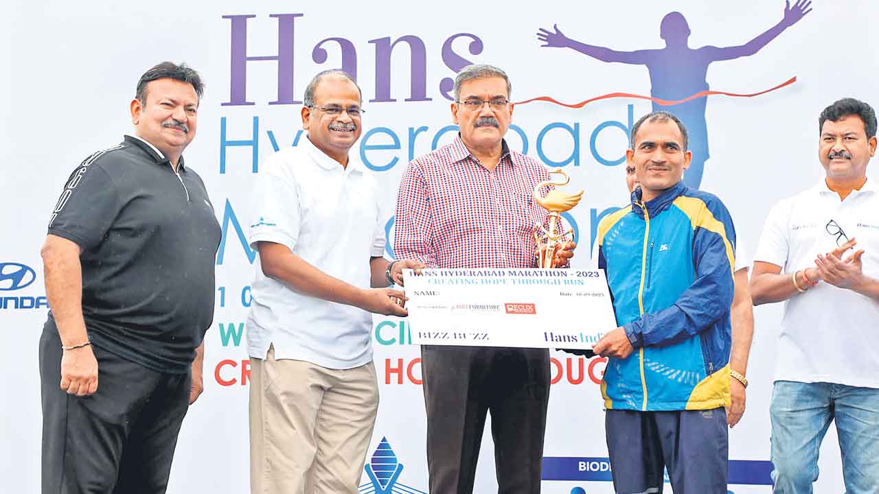 DGP Anjani Kumar |  మరణం అన్నింటికీ పరిష్కారం కాదు.. కష్టసుఖాలను పంచుకోవడం ద్వారా మానసిక ఒత్తిడి తగ్గుతుంది: డీజీపీ అంజనీకుమార్‌