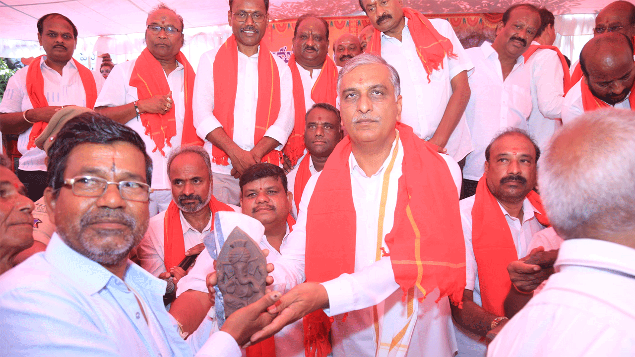 Minister Harish Rao | భగవంతున్ని ఎంత భక్తితో పూజిస్తామనేది ముఖ్యం..రంగులు కాదు : మంత్రి హరీశ్‌ రావు